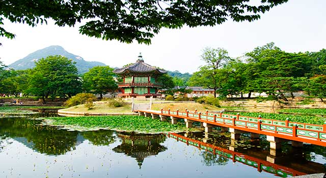 Seoul has many cultural and historical landmarks as the Emperor Palace, the main royal palace built in 1395 by the Joseon dynasty.